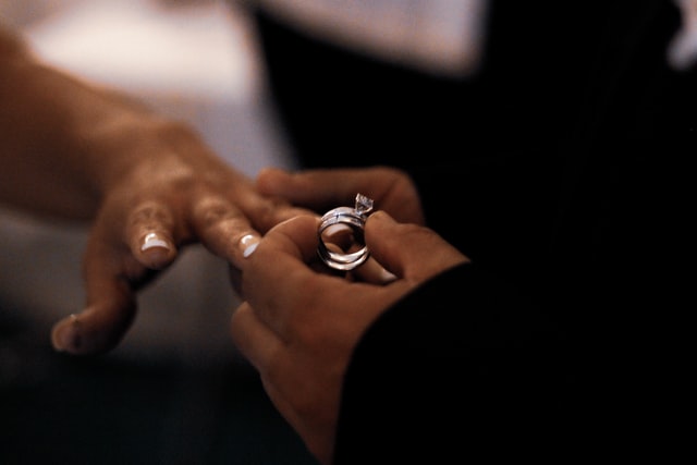 彼氏に「指輪が欲しい」とおねだりしたら重い？男性心理を解説